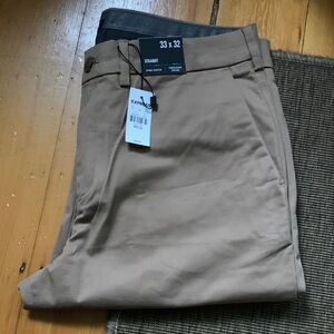 NWT Express Straight Fit Hyper Stretch Temperature Control Men’s Tan Chino 33x32